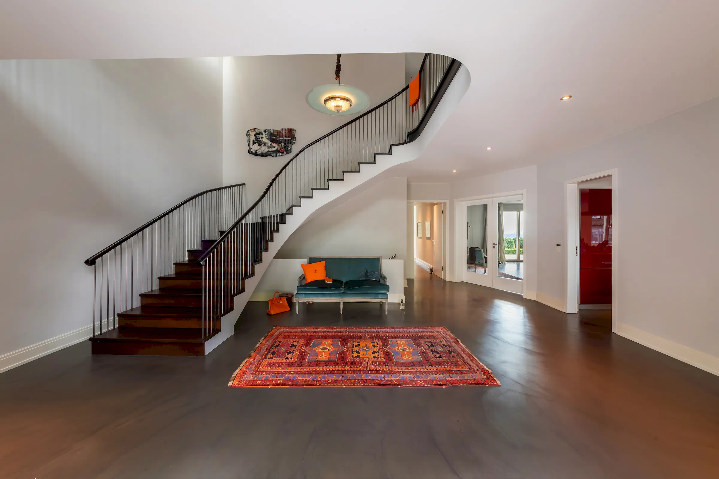 Eleganter Eingangsbereich mit Marmorboden