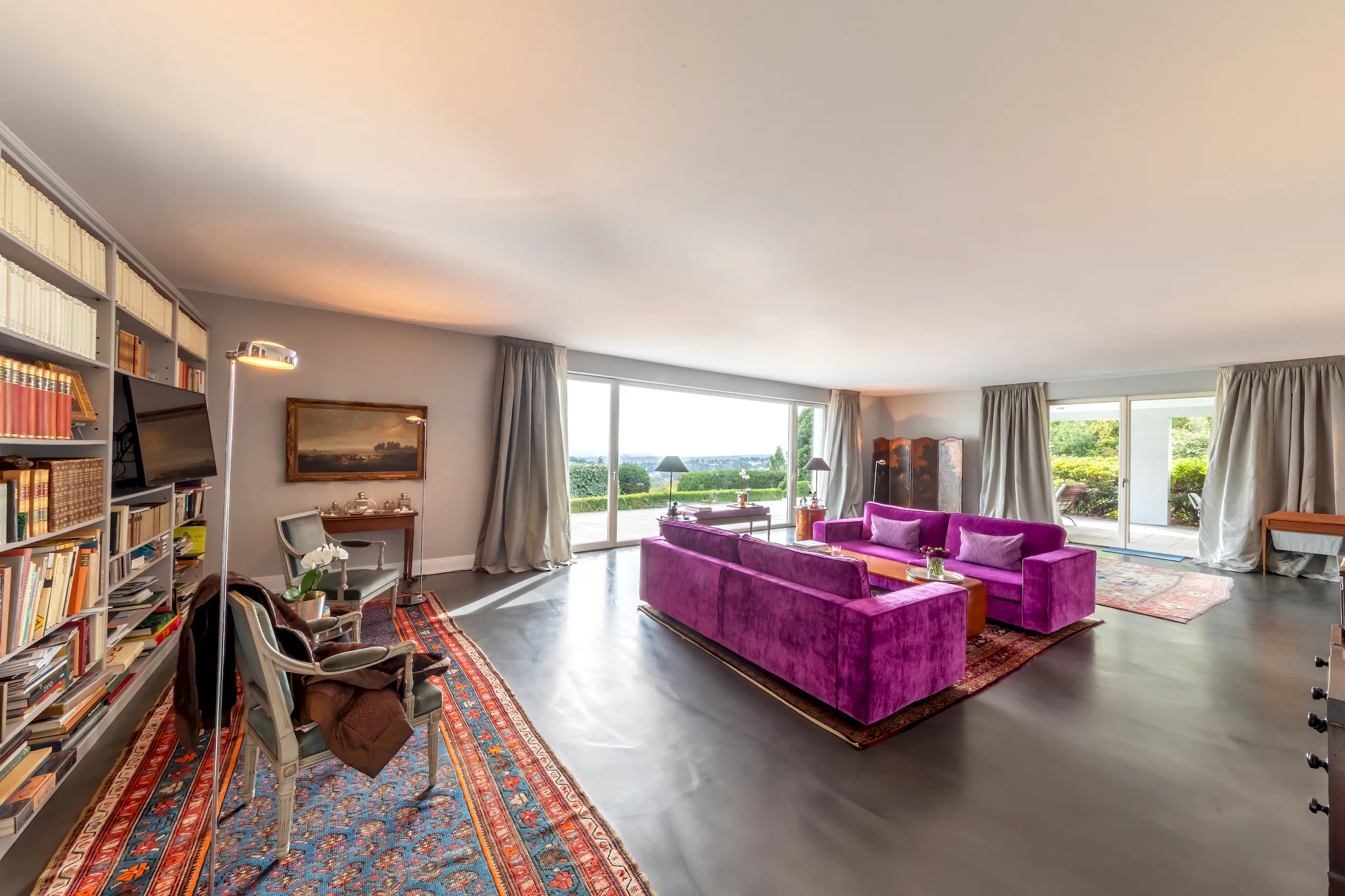 Helles Wohnzimmer mit Kamin und Steinboden in Wiesbaden Sonnenberg