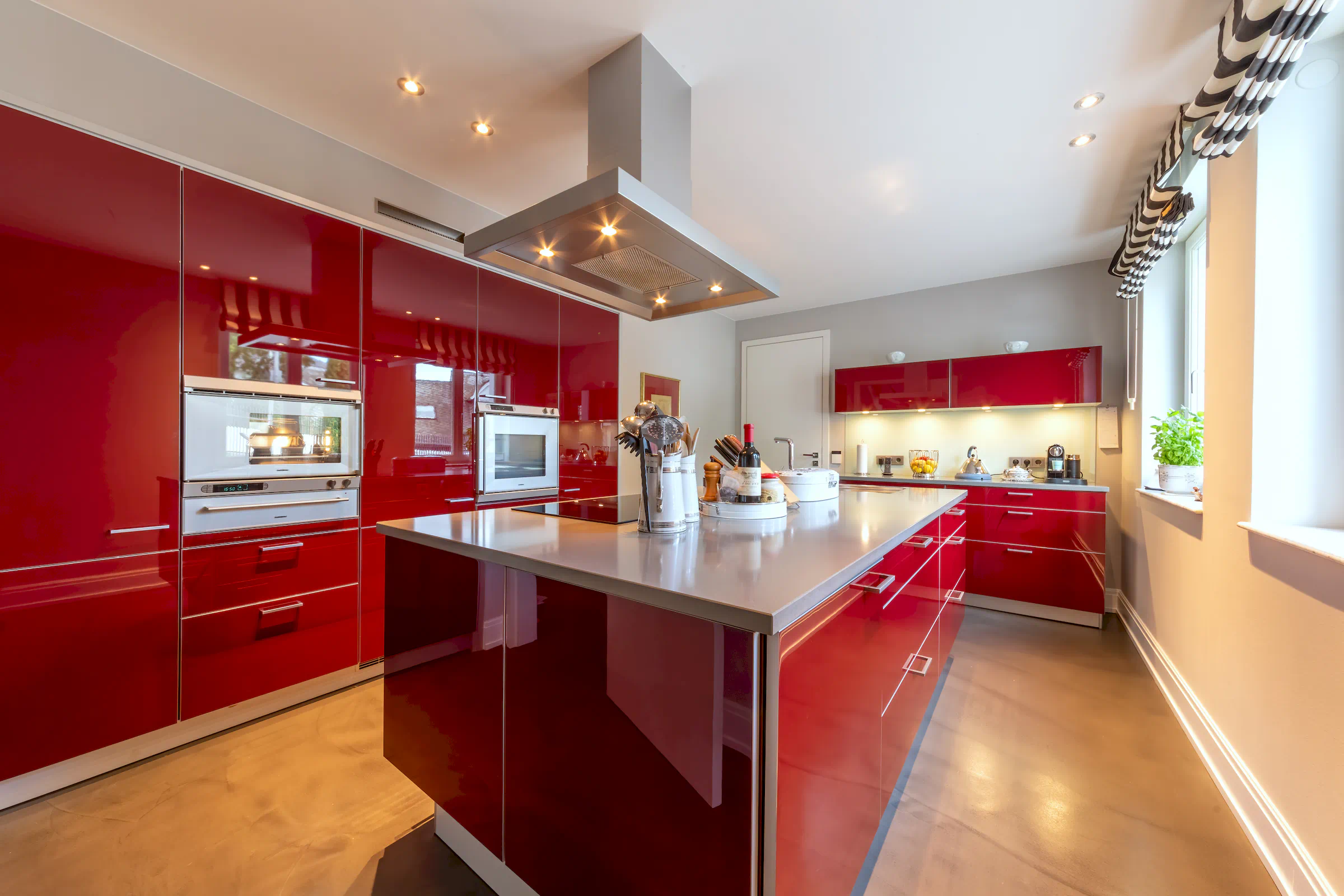 Moderne Einbauküche mit Kücheninsel in klassischer Villa