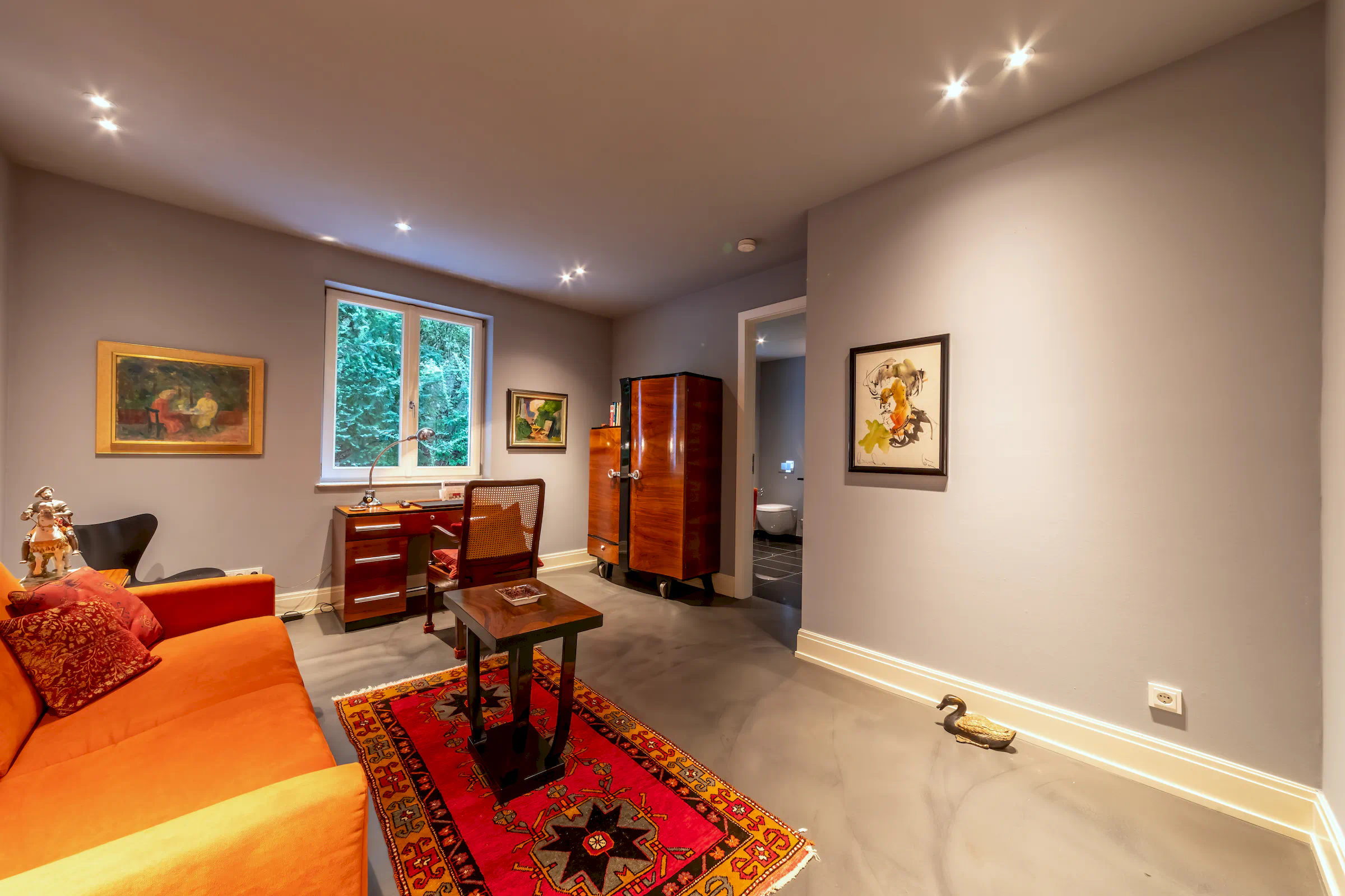 Gästezimmer mit Natursteinboden und Gartenblick in der Villa Sonnenberg