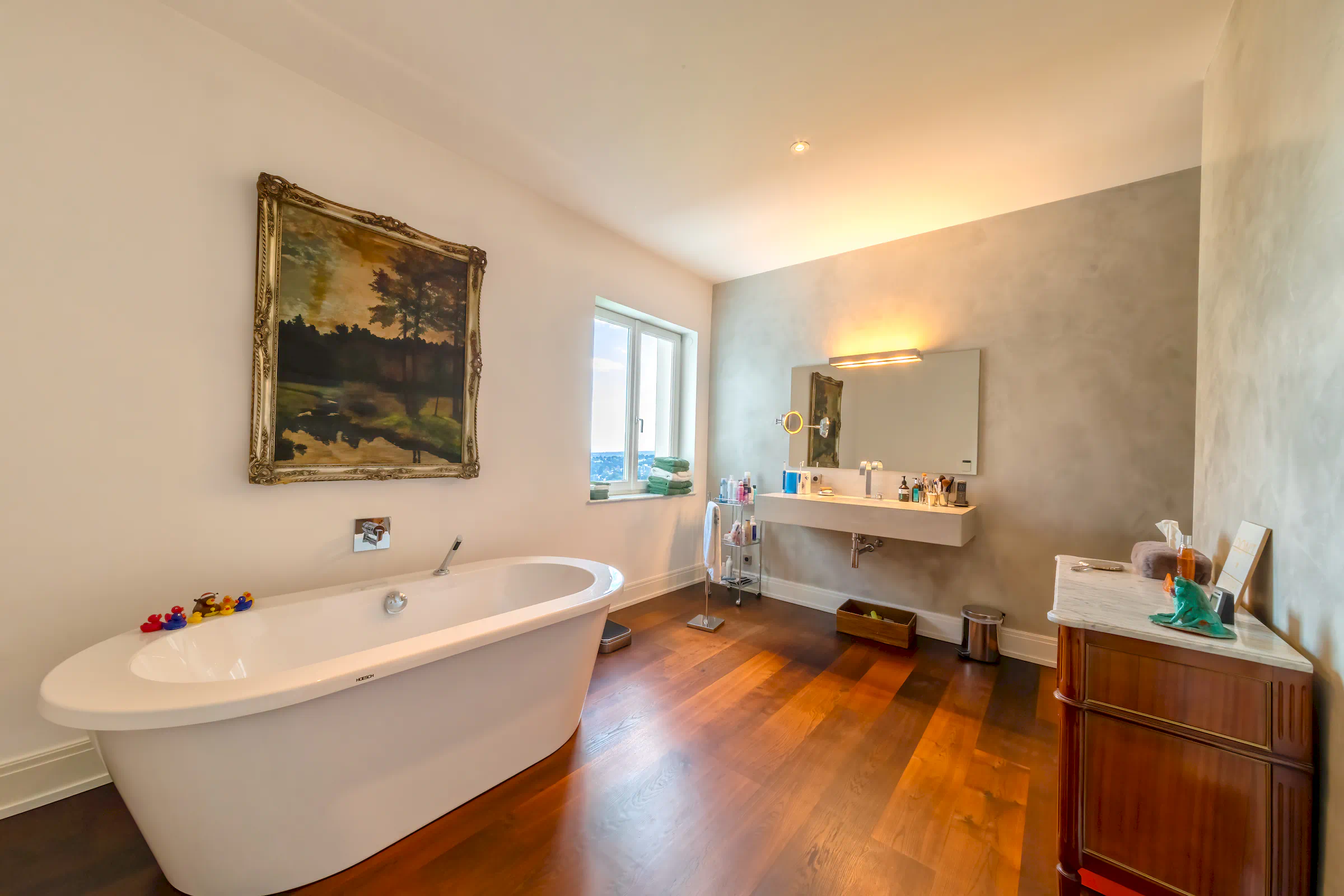 Luxuriöses Badezimmer mit freistehender Badewanne