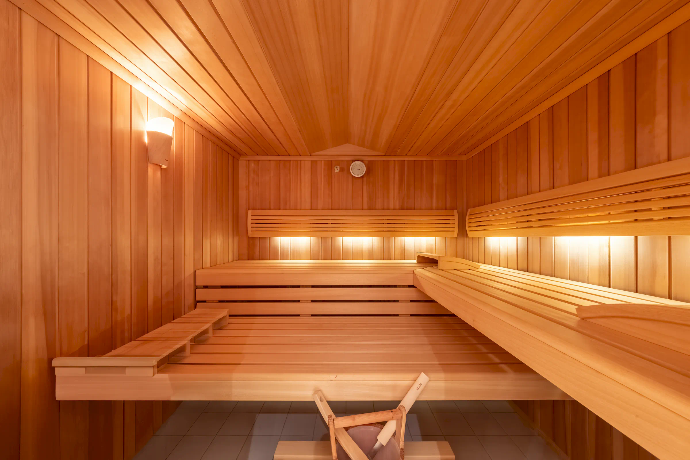 Holzsauna mit Natursteinboden in der Villa Sonnenberg