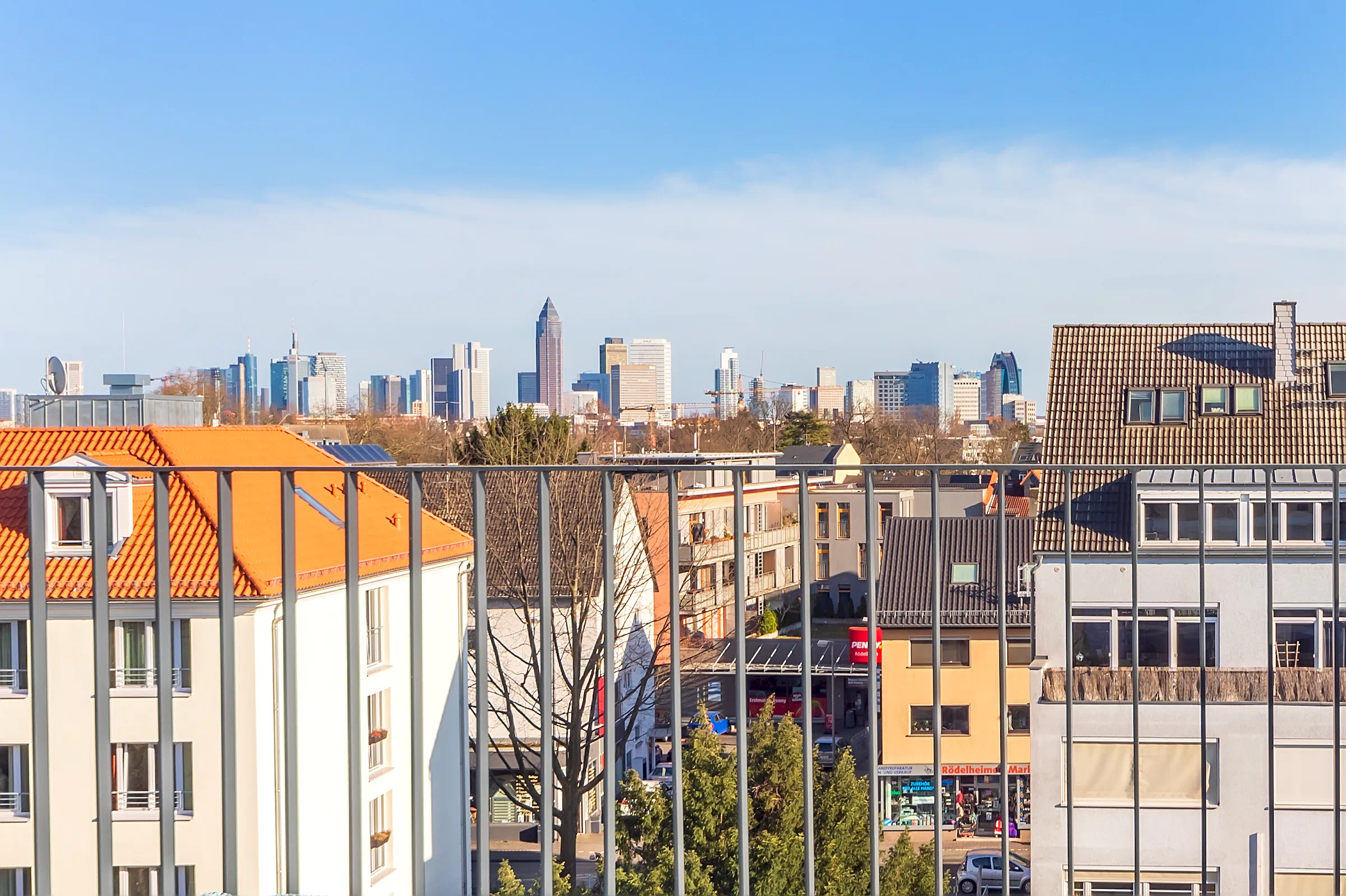 Immobilienfoto Frankfurt – Blick vom Balkon auf die Hochhäuser der Frankfurter Skyline
