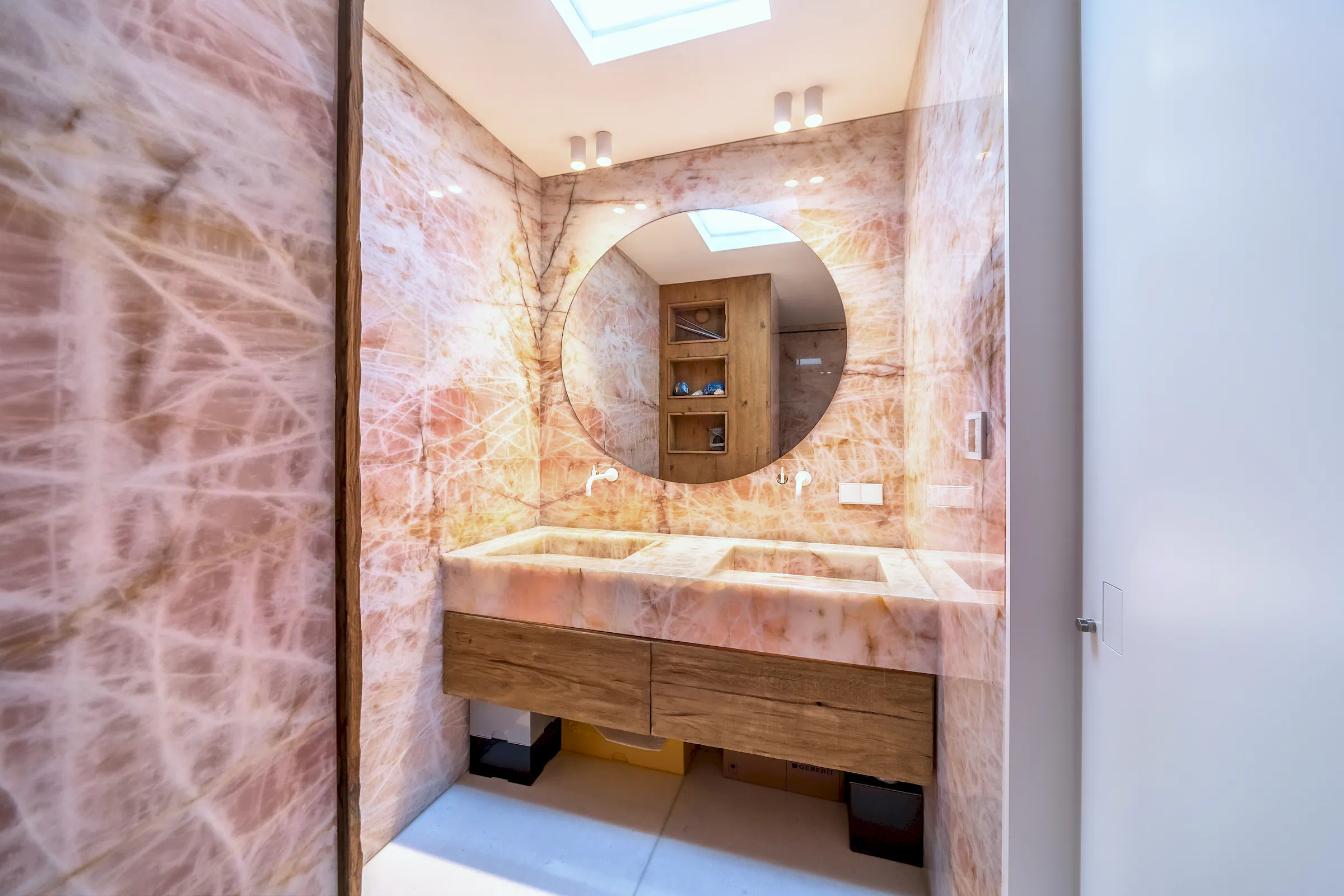 Immobilienfoto Frankfurt – Badezimmer mit italienischem Naturstein und weißem Marmorboden