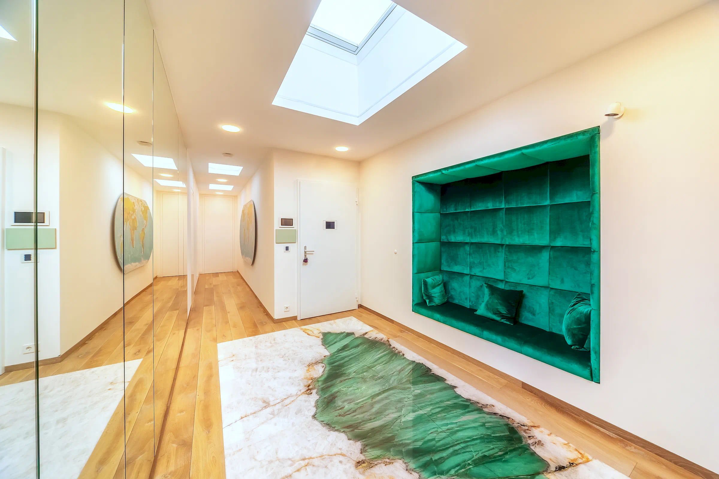 Immobilienfoto Frankfurt – Eingangsbereich mit Natursteineinlage, Oberlicht und grüner Samtbank
