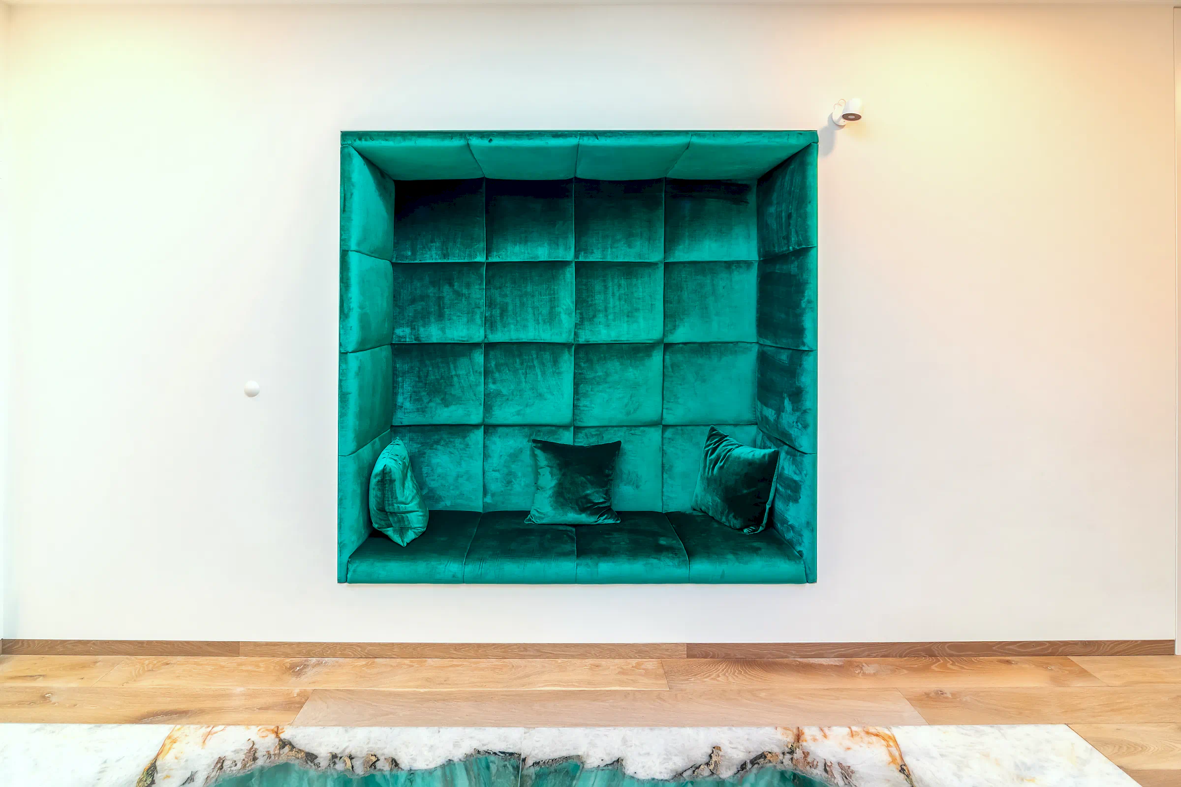 Immobilienfoto Frankfurt – Grüne Samtbank in Wandnische frontal