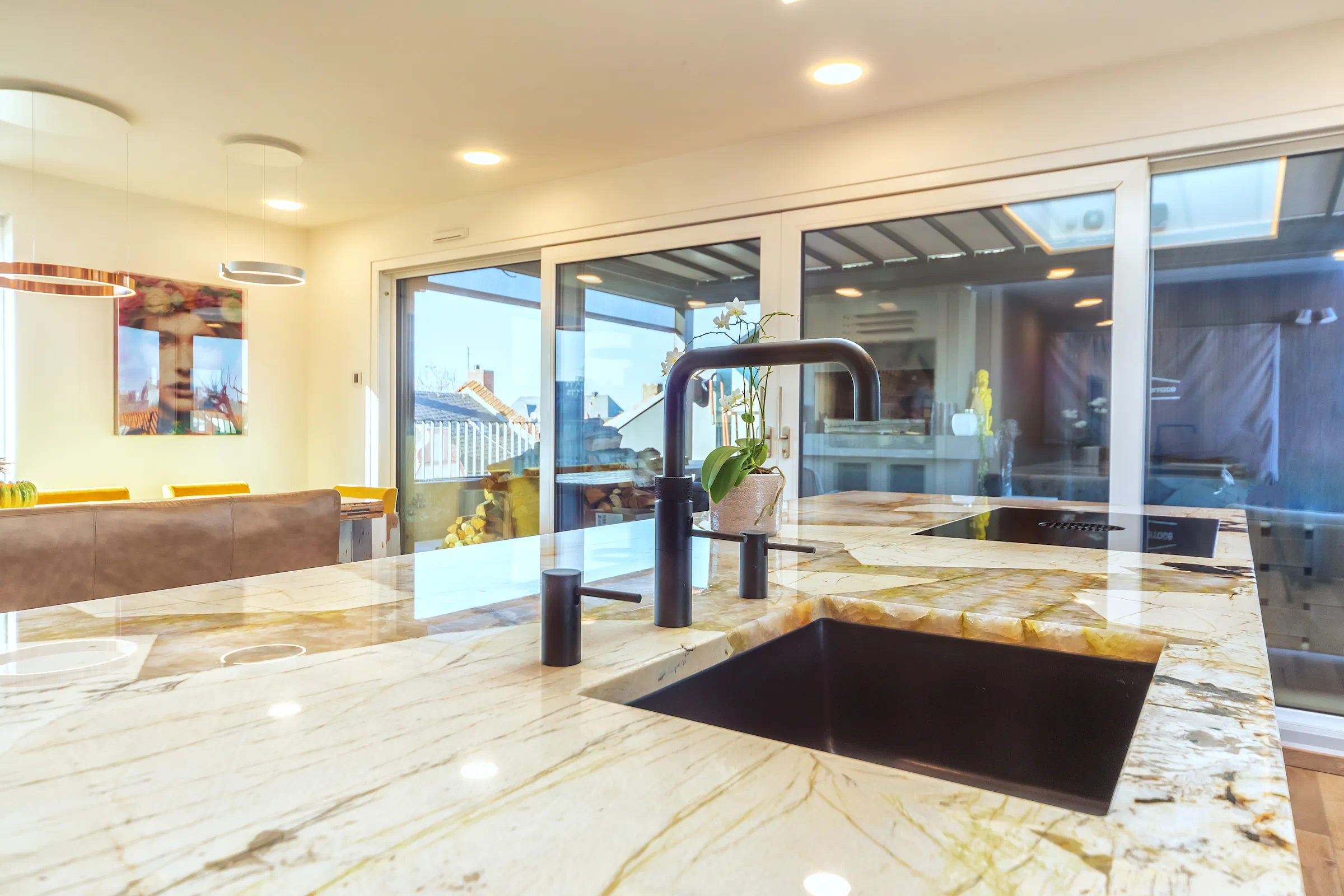 Immobilienfoto Frankfurt – Kücheninsel aus gelbem Hochglanzmarmor mit Spüle und Kochfeld