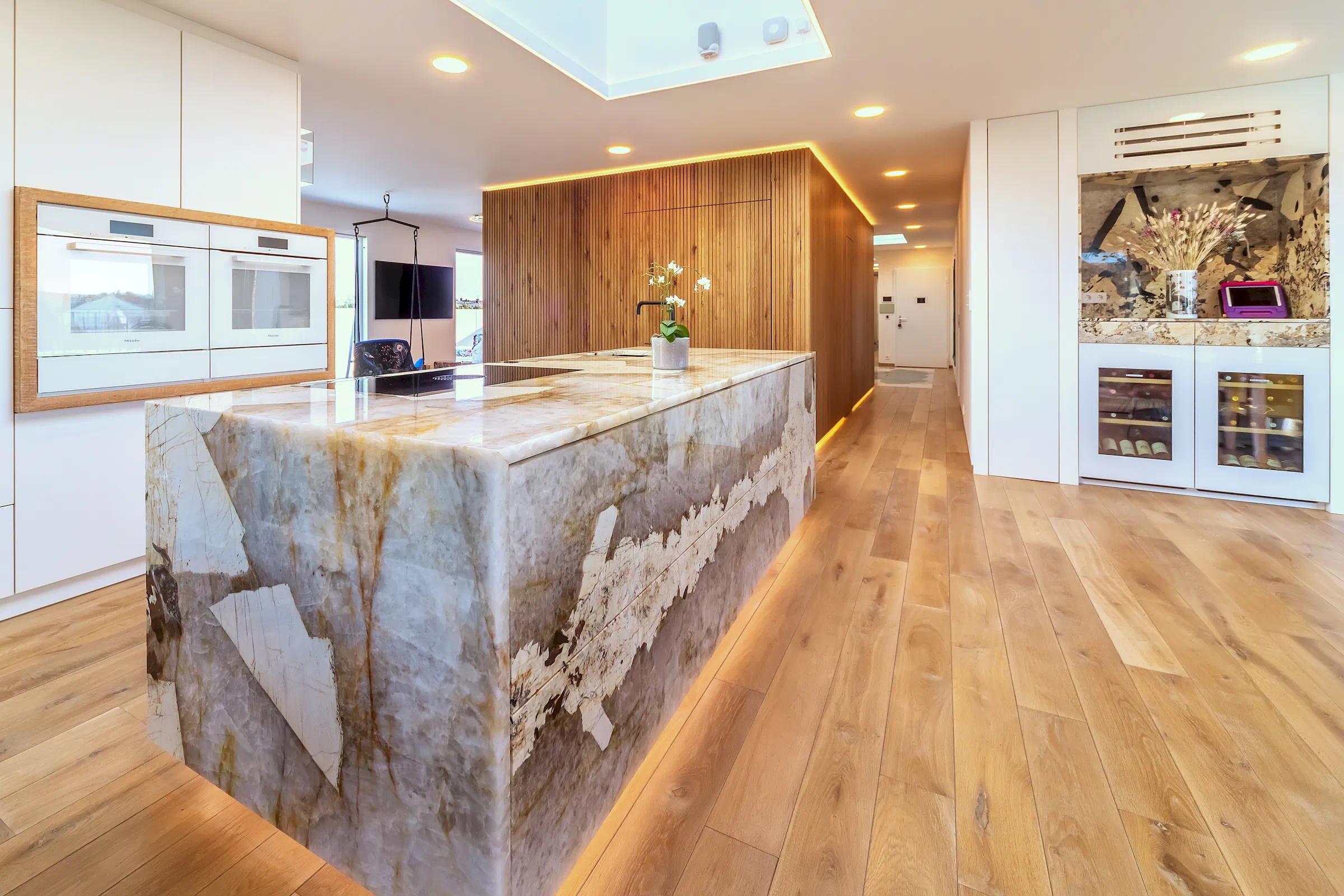 Immobilienfoto Frankfurt – Kücheninsel aus Marmor mit schwarzem Glaskeramikkochfeld