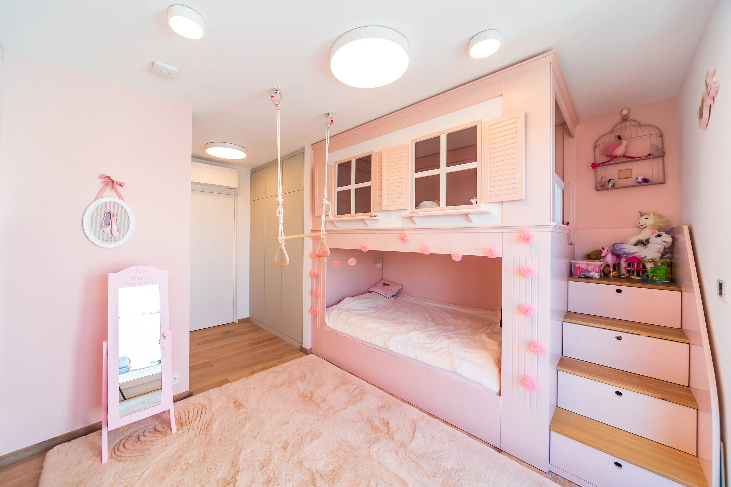 Immobilienfoto Frankfurt – Mädchenzimmer mit Hochbett und rosa Farbgestaltung