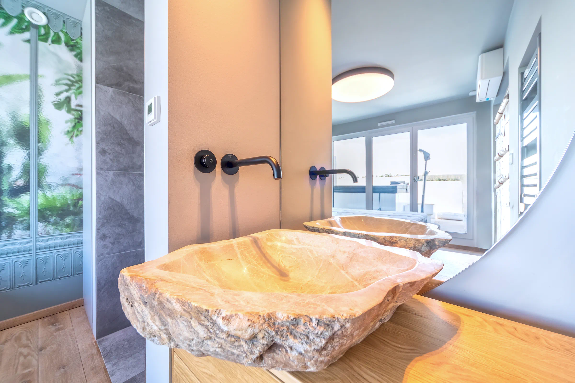 Immobilienfoto Frankfurt – Waschbecken aus einem einzigen Natursteinblock