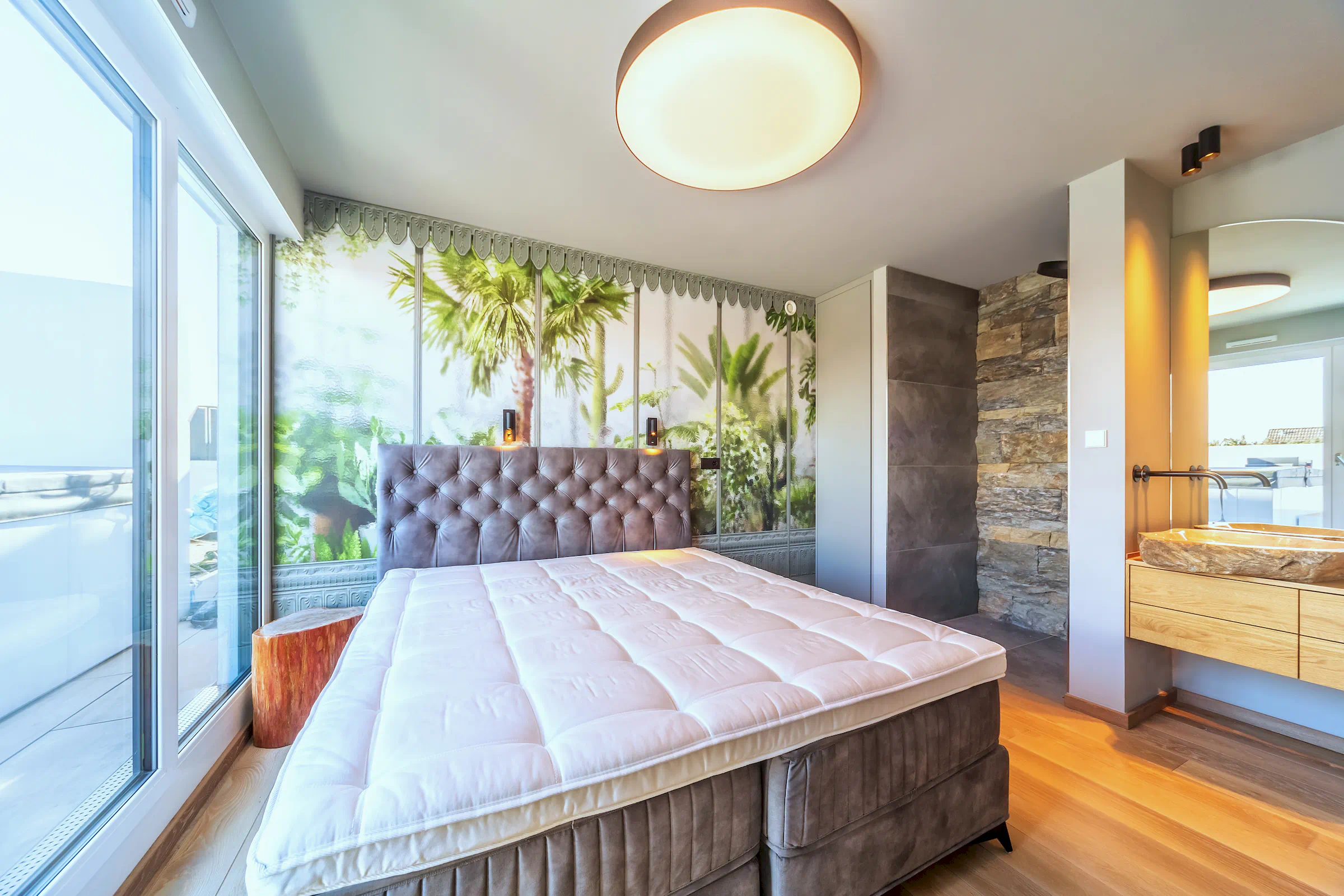 Immobilienfoto Frankfurt – Schlafzimmer mit Edelholzdielen und integrierter Natursteindusche