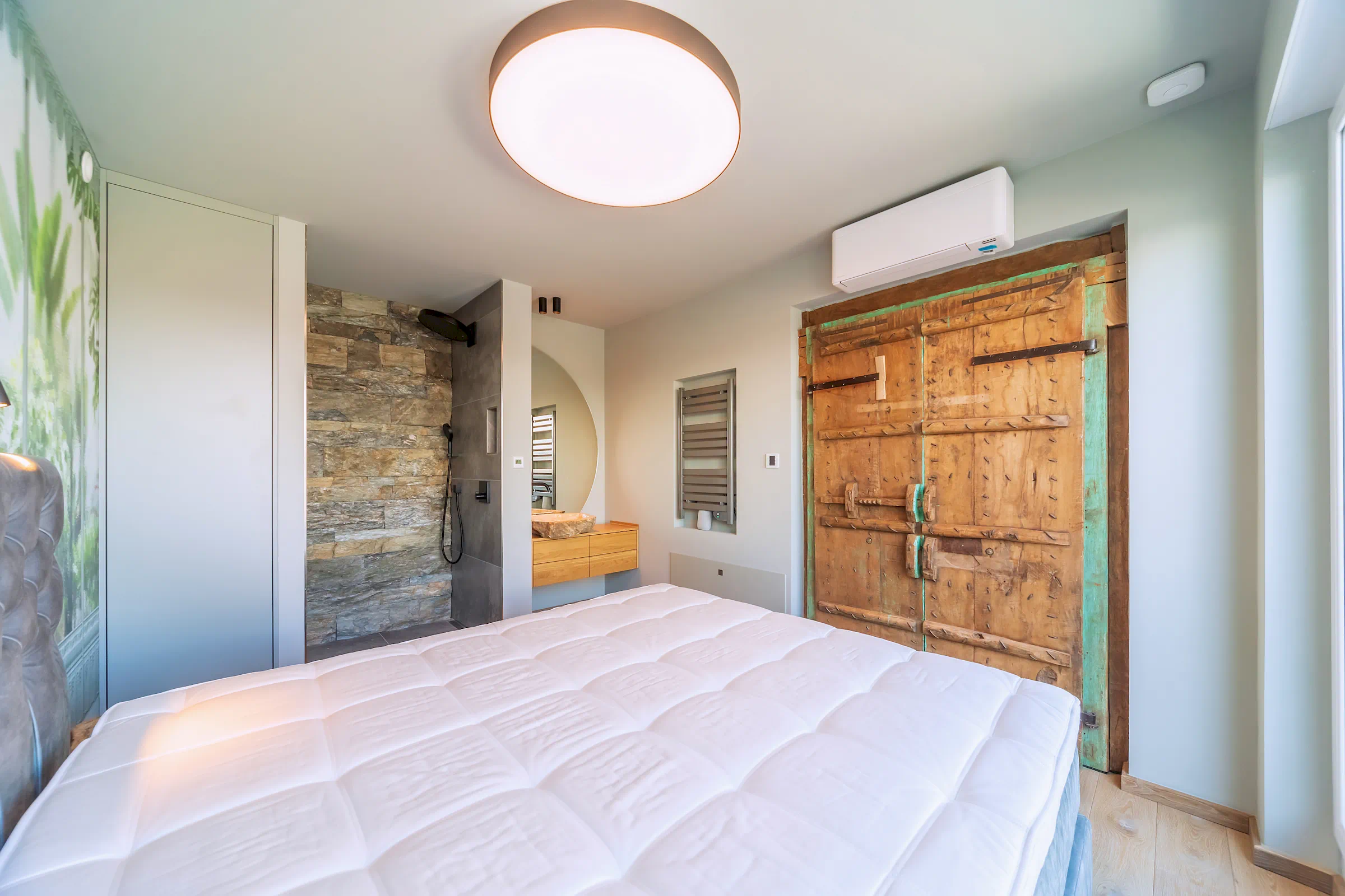 Immobilienfoto Frankfurt – Schlafzimmer mit massiver Holztür im Tempelstil