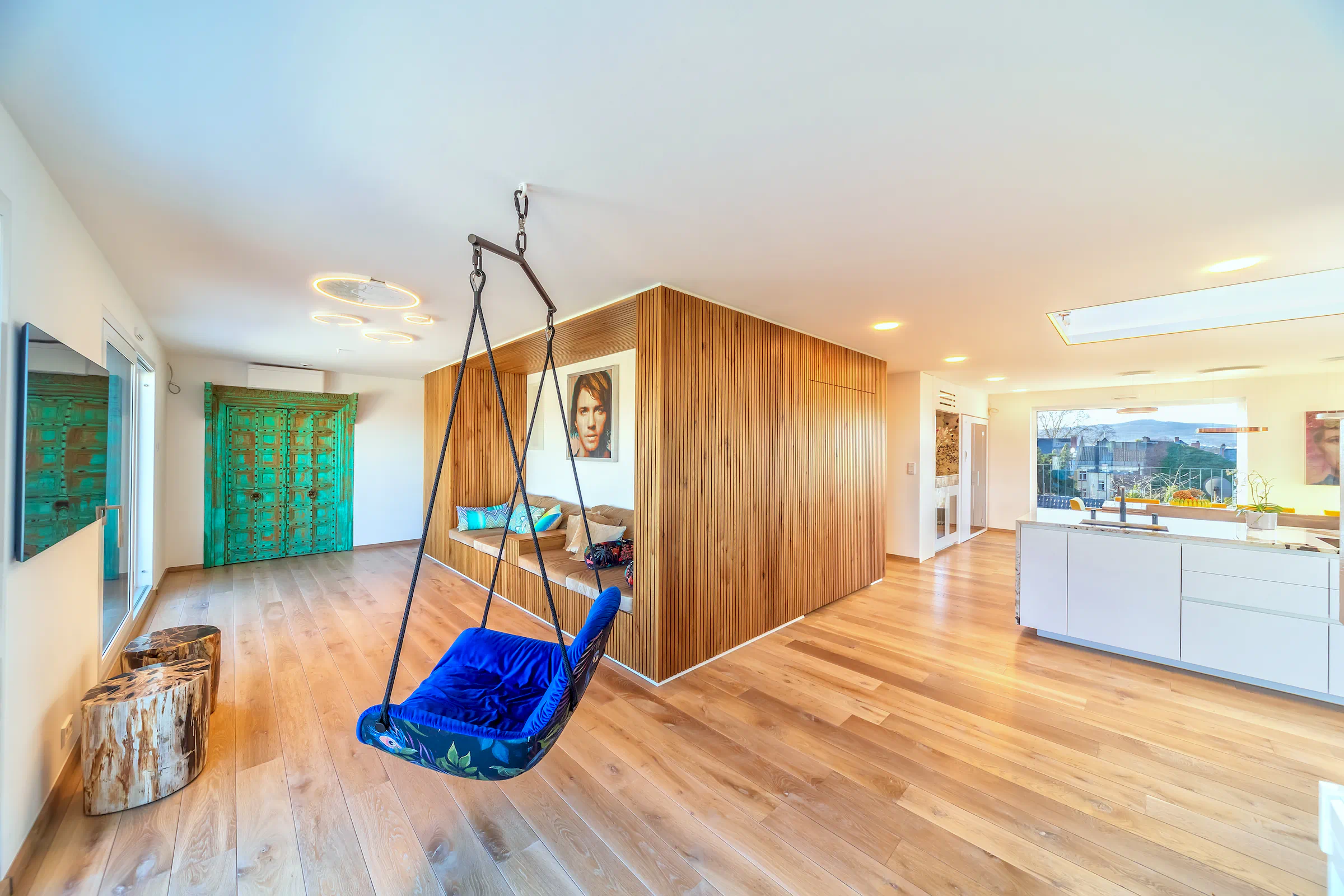 Immobilienfoto Frankfurt – Zentraler Holzblock im Wohnzimmer zweite Perspektive