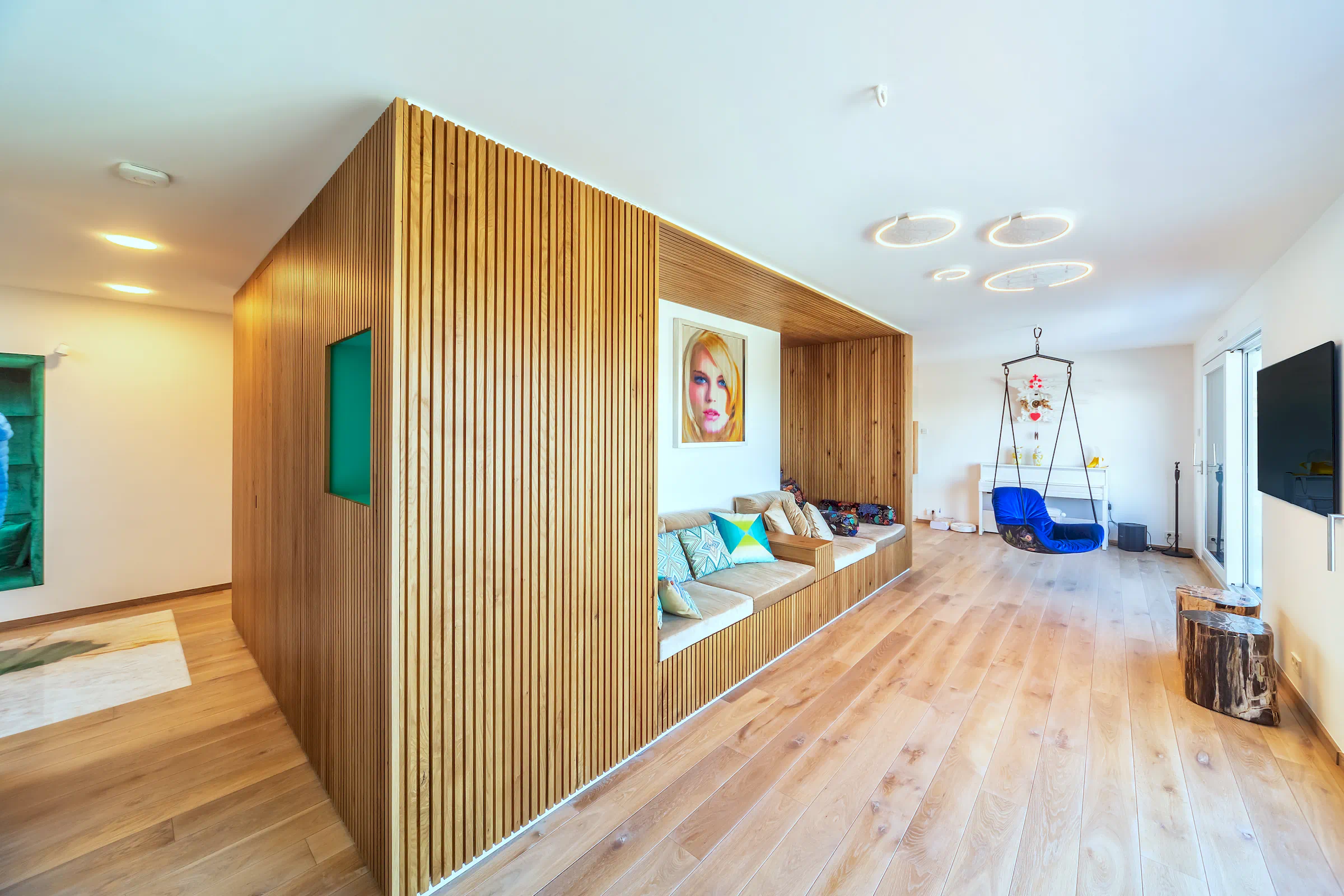 Immobilienfoto Frankfurt – Zentraler Massivholzblock mit Sesselnischen im Wohnzimmer