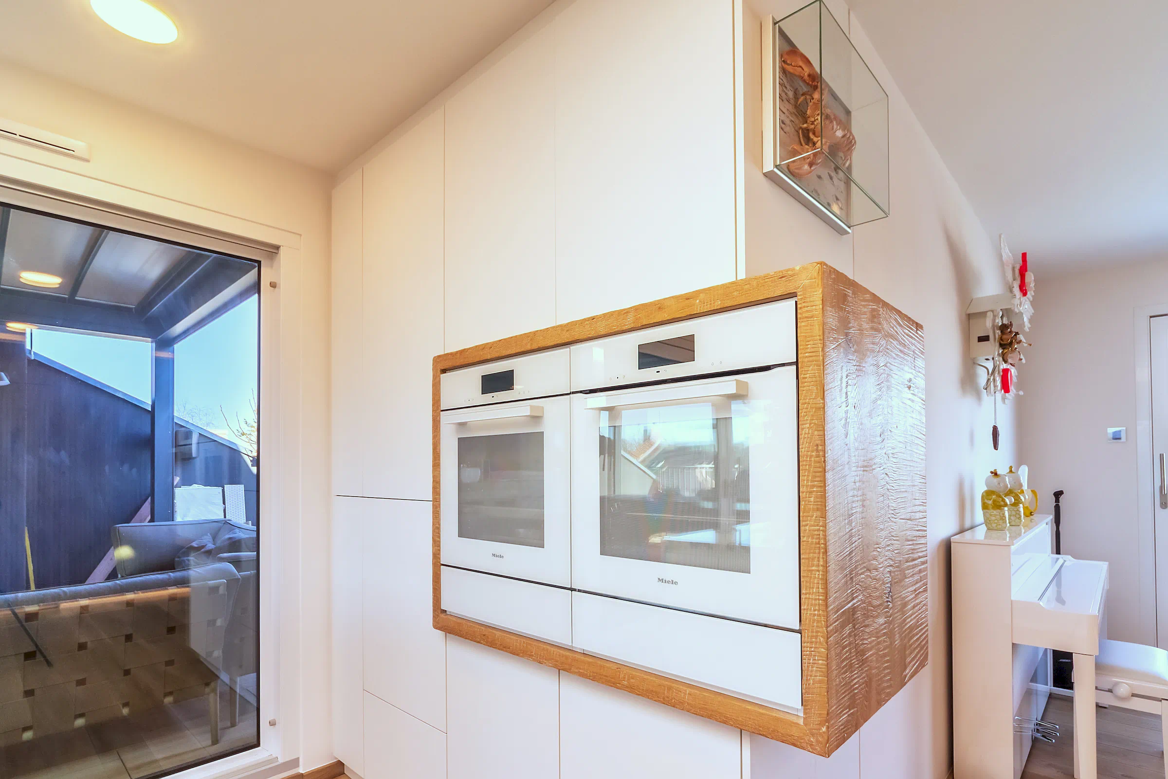 Immobilienfoto Frankfurt – Wandintegrierter Steinblock mit Backofen und Mikrowelle